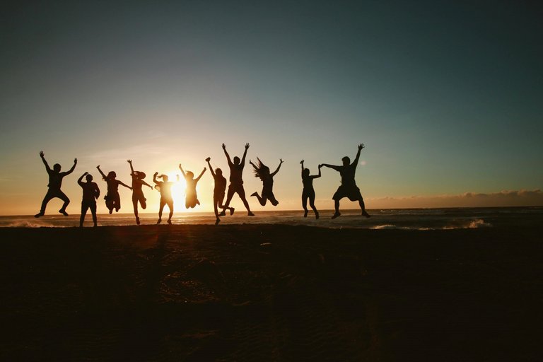 Gruppe springender Jugendlicher im Sonnenuntergang