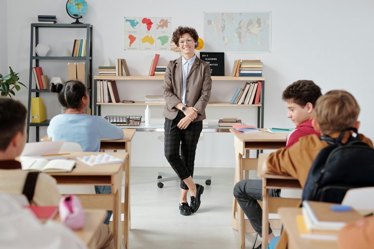 ein modernes Klassenzimmer mit Schülern und Klassenlehrerin